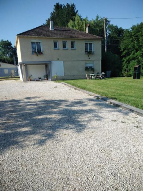 Hotels in Myennes
